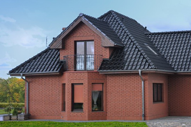 Дом с черной крышей